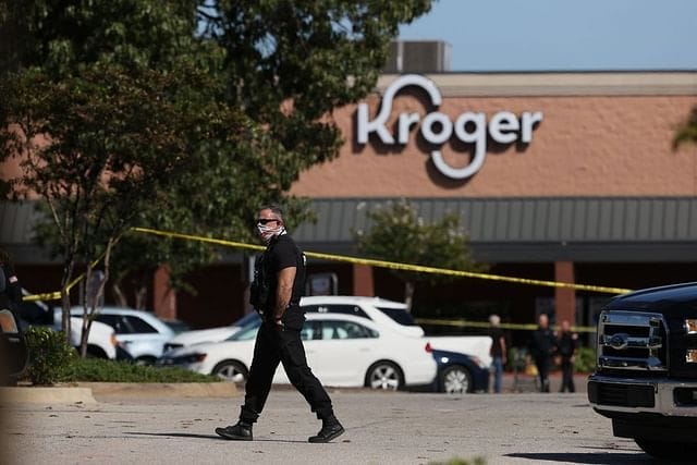 Shots fired at supermarkets in the United States, 2 killed